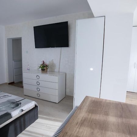 Apartament Central Тиргу-Жіу Екстер'єр фото